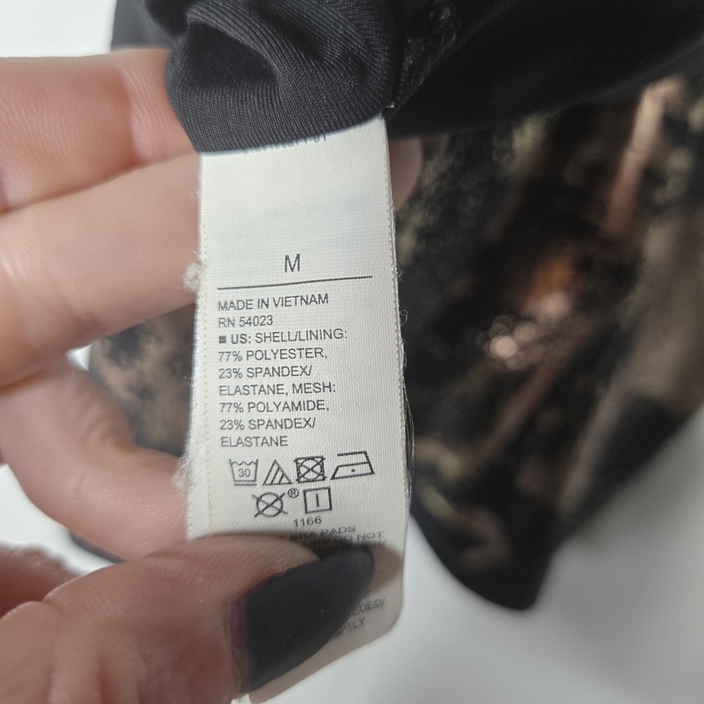 Old Navy Black & Gold Marble Active Crop Top Size M Racerback Removable Padding - Picture 6 of 6